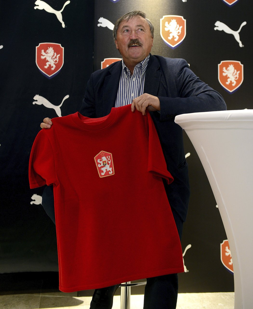 Legendární reprezentant Antonín Panenka ukázal dres, ve kterém Československo ovládlo EURO