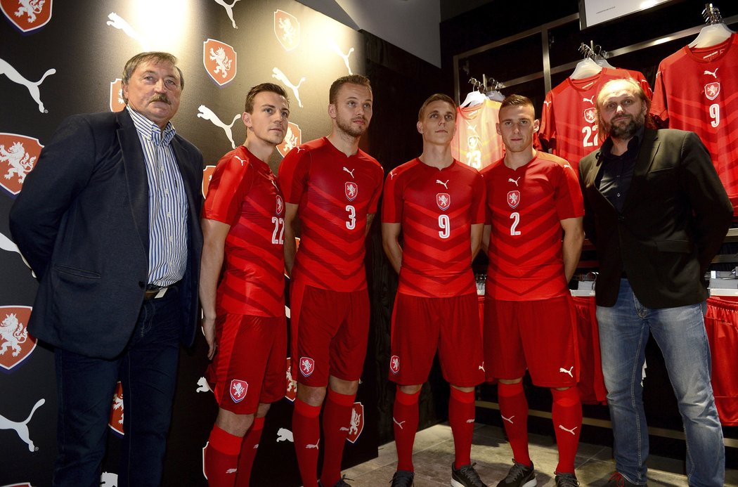 Fotbalisté české reprezentace představili nové dresy pro EURO ve Francii