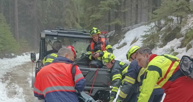 Zraněného lesního dělníka transportovali k záchranářskému vrtulníku na saních. Bylo to pro něj šetrnější.