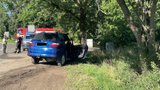 Tragická nehoda v Dřevčicích u Prahy: Řidič narazil do stromu!