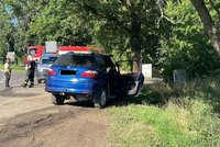 Tragická nehoda v Dřevčicích u Prahy: Řidič narazil do stromu!