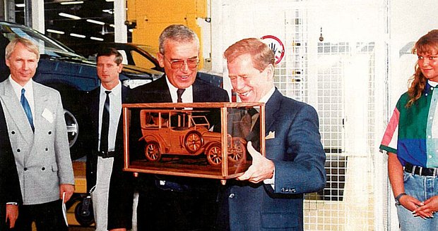 Dřevěný model Laurin a Klement Pullman obdržel i prezident Václav Havel.