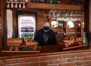 Devětašedesátiletý František Bouček ze středočeského Mochova je nadšeným sběratelem dřevěných modelů aut