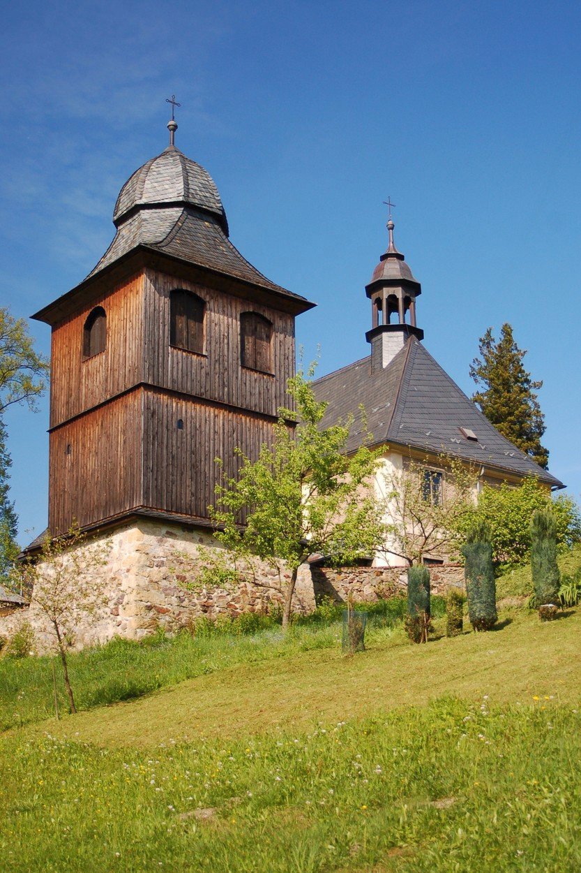 Raně barokní dřevěný kostel sv. Kryštofa – nejcennější pamětihodnost Kryštofova údolí.