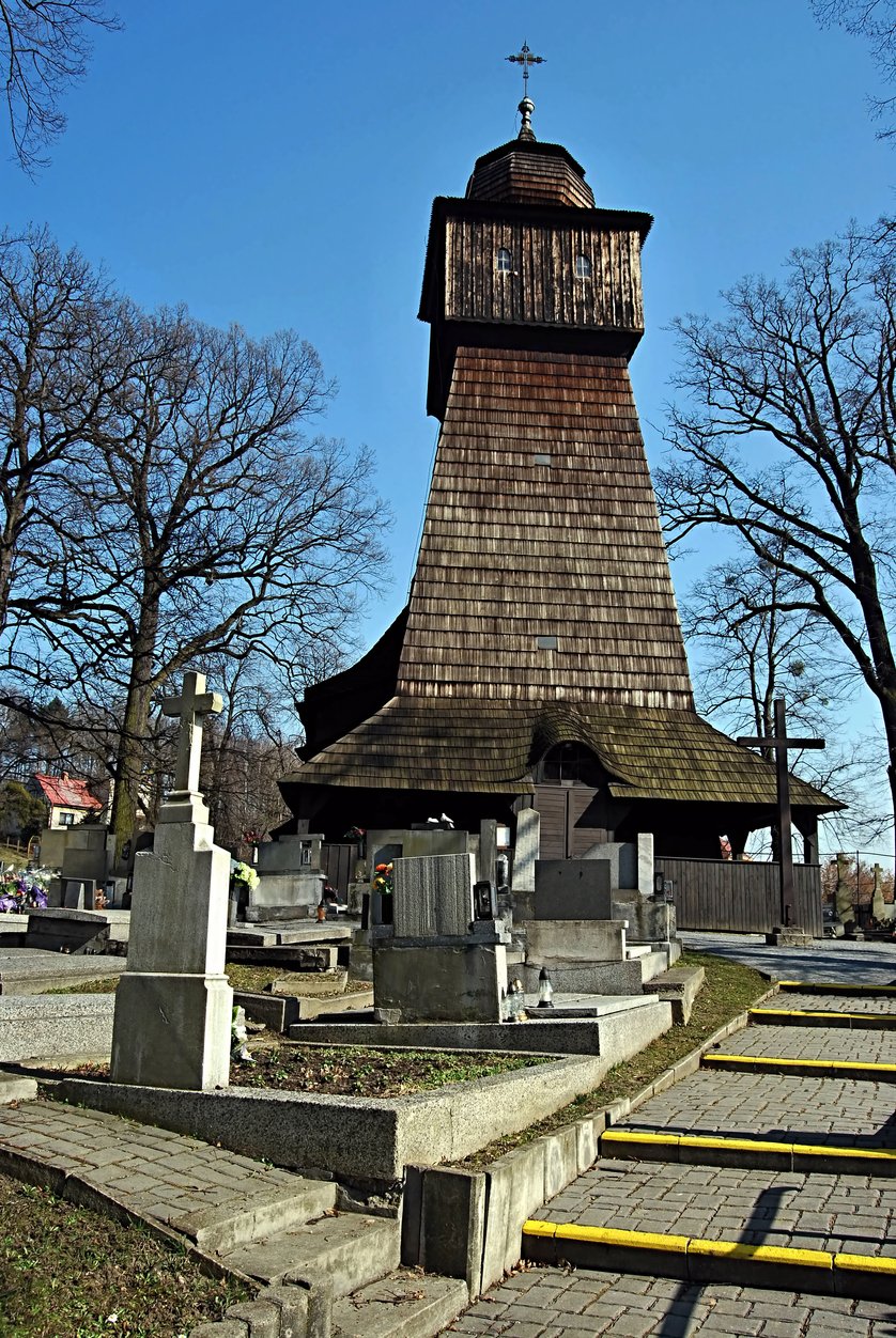 Nedaleký dřevěný kostel v Petrovicích u Karviné patří k nejhezčím v celém Horním Slezsku.