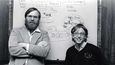 Dřevní doby Gatesova (na snímku vravo) podnikání. Spolu s Paulem Allenem jsou zde zachyceni v době, kdy prodali programovací jazyk BASIC prvnímu zákazníkovi, společnosti MITS. Psal e rok 1975.