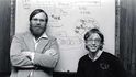 Dřevní doby Gatesova (na snímku vravo) podnikání. Spolu s Paulem Allenem jsou zde zachyceni v době, kdy prodali programovací jazyk BASIC prvnímu zákazníkovi, společnosti MITS. Psal e rok 1975.