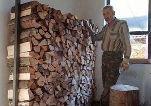 Truhlář Aleš Ryšavý z Návsí si právě uložil kubík dřeva. Takto vypadá. Lidem doporučuje: „Když vám dovezou dřevo, vezměte metr a změřte korbu z vnitřní strany, výšku, šířku a hloubku a vynásobte.