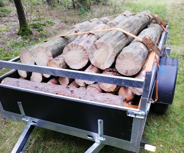 Na tomto vozíku je uloženo zhruba 1,3 kubíku dřeva, což bude odhadem jeden kubík čisté dřevní hmoty.