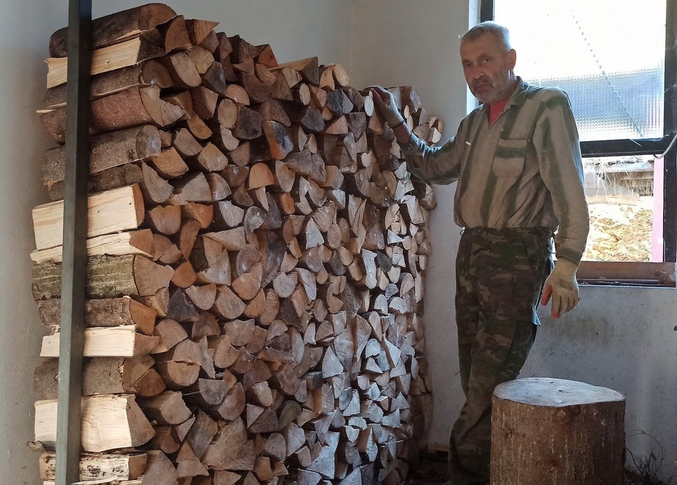 Truhlář Aleš Ryšavý z Návsí si právě uložil kubík dřeva. Takto vypadá. Lidem doporučuje: „Když vám dovezou dřevo, vezměte metr a změřte korbu z vnitřní strany, výšku, šířku a hloubku a vynásobte.