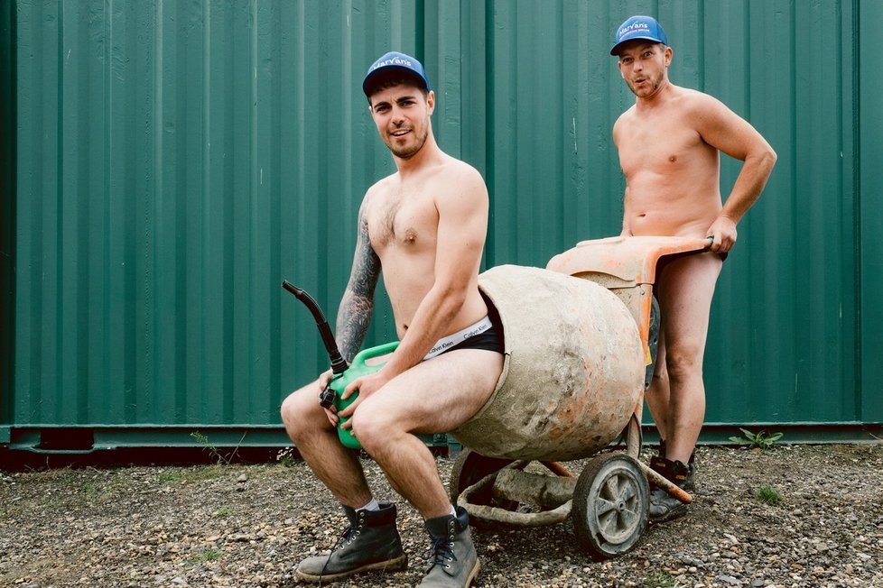 Dřevorubci nafotili vtipný kalendář pro charitu. Oblečení v něm příliš nejsou.