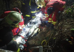 Záchranáři a hasiči vyprošťovali vážně zraněného dřevorubce (26), kterého v lese u Jakartovic na Opavsku zavalil obří pařez.