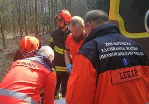 Zdravotníci a hasiči zachraňovali na Vyškovsku dřevorubce, kterého v úterý po poledni zavalil strom.