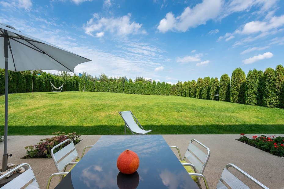 Tato luxusní dřevostavba (255 m²) s obřím pozemkem (1 014 m²) v Nebušicích je k mání za necelých 28 mil. Kč.