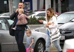 Drew se svými dcerami, dvouletou Olive a tříměsíční Frankie a manželem