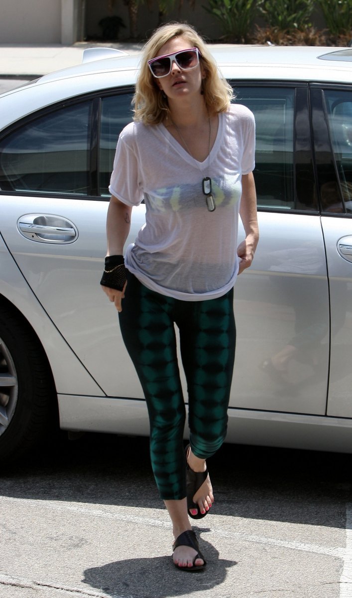 Drew Barrymore v kostkovaném modelu a průsvitném tričku vypadala jako strašidlo