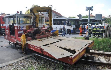 Autobus se střetl s drezínou.