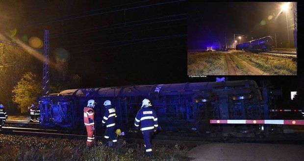 Vlaková nehoda u Prahy: V Dřísech se převrátil vagon s naftou.