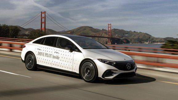 Mercedes porazil Teslu, autonomní auta začne v Kalifornii prodávat první