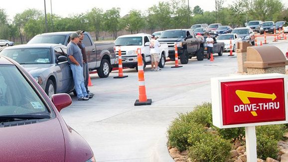 Absurdní boj s emisemi pokračuje: V USA kvůli nim už zakazují i Drive Thru