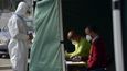 Drive-in volby v Praze: Z karantény přijelo v autě volit pár stovek lidí