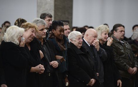 Žal a slzy. Bývalá přítelkyně Václava Ndeshi plakala vedle rodičů zesnulého – maminky Renaty a otce Václava staršího.