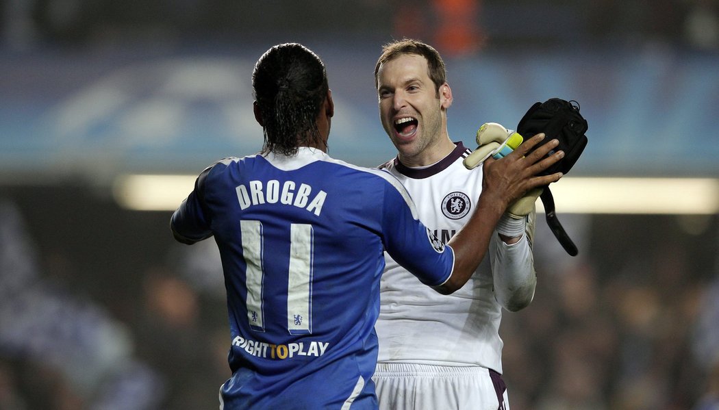 Didier Drogba oslavuje postup do čtvrtfinále Ligy mistrů s Petrem Čechem.