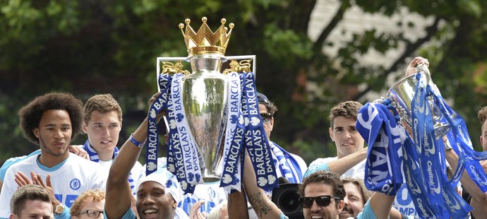 Didier Drogba s Cesc Fábregas s pohárem