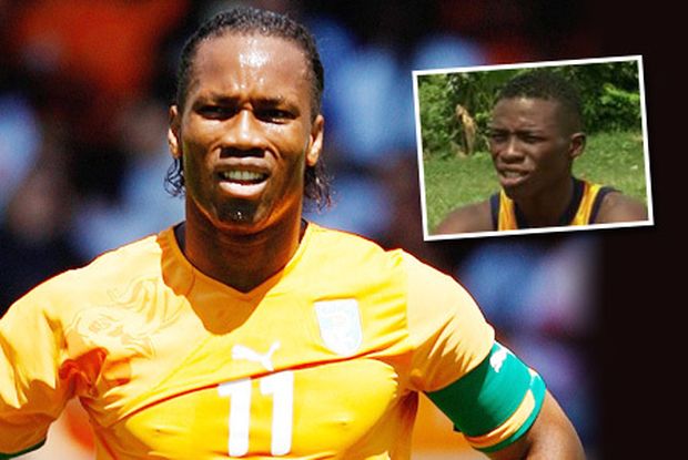 Didider Drogba už v pěti letech opustil rodiče a odjel do Francie ke strýčkovi, profesionálnímu fotbalistovi Brestu. Ten z něj udělal místo obránce útočníka, kterým je dodnes. A na hrotu mu to jde parádně... Didider Drogba už v pěti letech opustil rodiče a odjel do Francie ke strýčkovi, profesionálnímu fotbalistovi Brestu. Ten z něj udělal místo obránce útočníka, kterým je dodnes. A na hrotu mu to jde parádně...