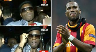 VIDEO: Drogba slavil. Reportérovi vzal mikrofon a před kamerou tančil