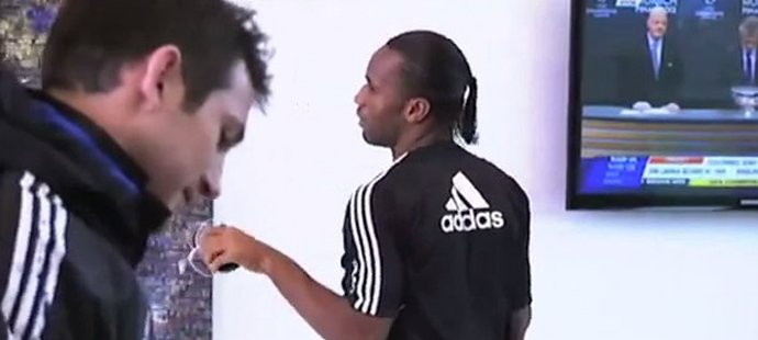 Didier Drogba vtipkoval a akorát naštval soupeře.