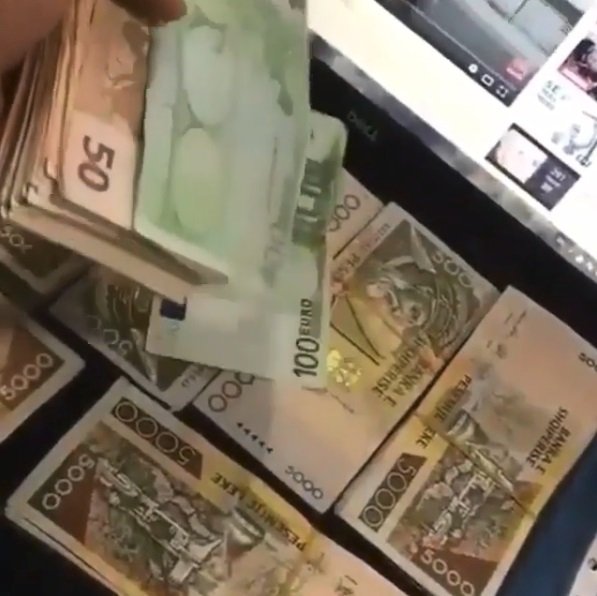 Drogový gang zveřejňuje své bohatství na Instagramu.