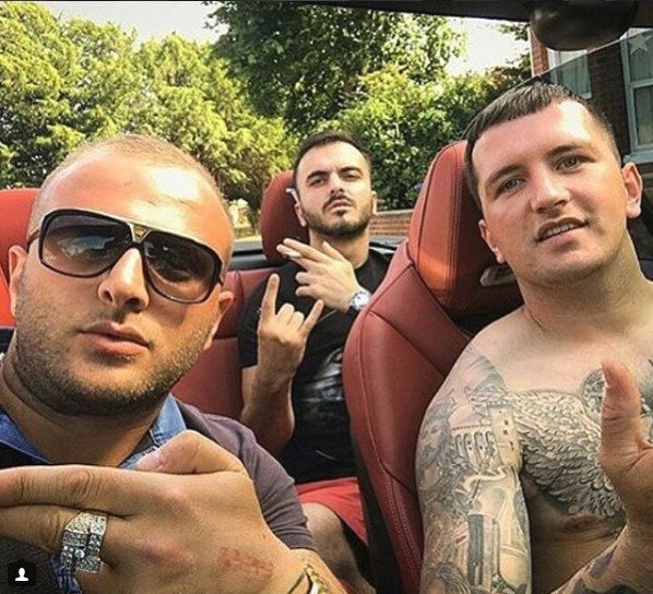 Drogový gang zveřejňuje své bohatství na Instagramu.