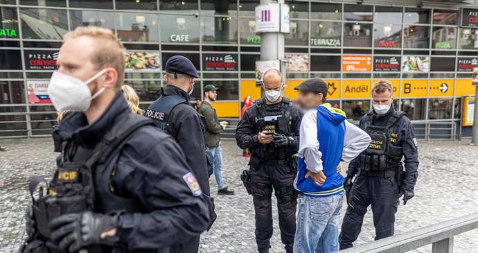 Narkomani na Smíchově: Policie hlídá Anděl, radnice hledá řešení | Blesk.cz