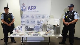 Australská policie u zadržených drog (ilustrační foto)