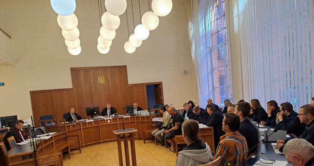 15 obžalovaných výrobců drog a jejich dealerů zaplnilo jednací síň Krajského soudu v Brně.