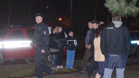 Policisté z místa výbuchu v želízkách odváděli staršího muže