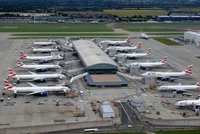 „Dronová“ hrozba ochromila nejvytíženější evropské letiště. Spoje uzemnila na hodinu