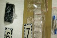 Pojízdná prodejna drog: Muž schovával v autě 800 dávek pervitinu