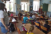 Děti ze školy na Plzeňsku drtily lipo a dělaly si „lajny“: Došlápla si na ně policie