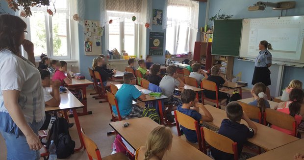 Děti ze školy na Plzeňsku drtily bonbony a dělaly si "lajny": Došlápla si na ně policie