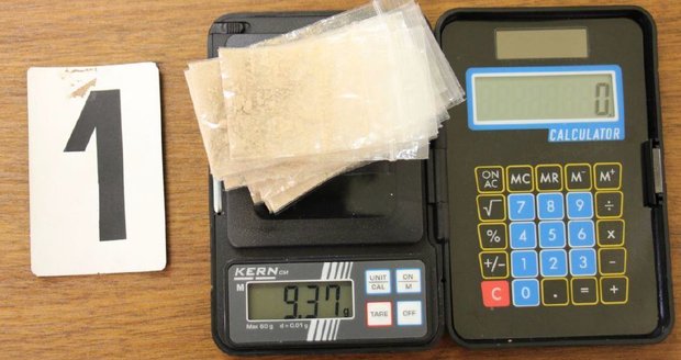 Pražští policisté odhalili u jednoho muže při namátkové kontrole 17 sáčků heroinu. Ty dotyčný ukrýval v plechové dóze od bonbónů.