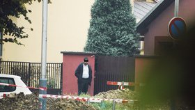 Objednávka - K vilce v Klínově ulici přichází narkoman, zazvoní a přes dveře si objednává drogu