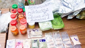 Drogy, které kambodžská policie při razii zabavila