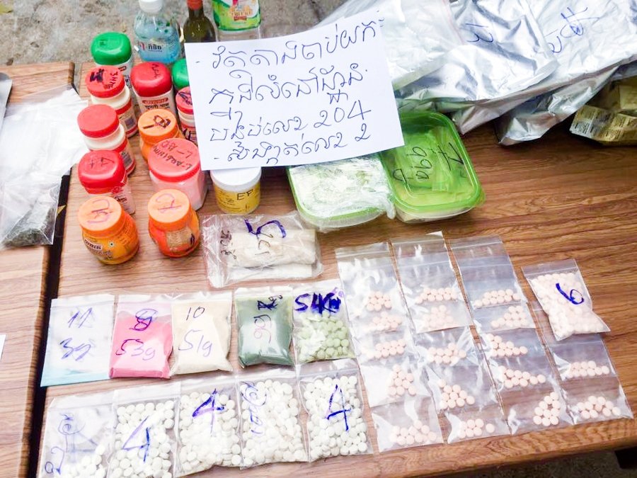 Drogy, které kambodžská policie při razii zabavila