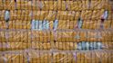 Národní ředitelství pro kontrolu drog z Dominikánské republiky vystavuje zásilku více než tuny kokainu určeného pro Evropu, která byla zadržena v  přístavu Caucedo.