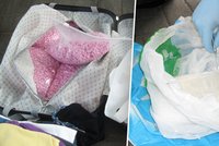 Kilo kokainu a 30 000 tablet extáze: Kurýra s drogami za 7,5 milionu chytili v Praze