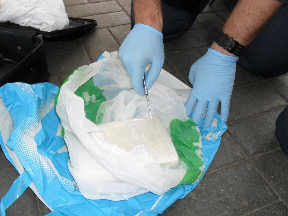 Kilo kokainu a 30 000 tablet extáze: Kurýra s drogami za 7,5 milionu chytili v Praze.