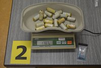 Kokain, hašiš, ketamin: Celníci chytli na letišti dva pašeráky, jeden měl balíčky s drogou v sobě