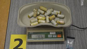 Kokain, hašiš, ketamin: Celníci chytli na letišti dva pašeráky, jeden měl balíčky s drogou v sobě